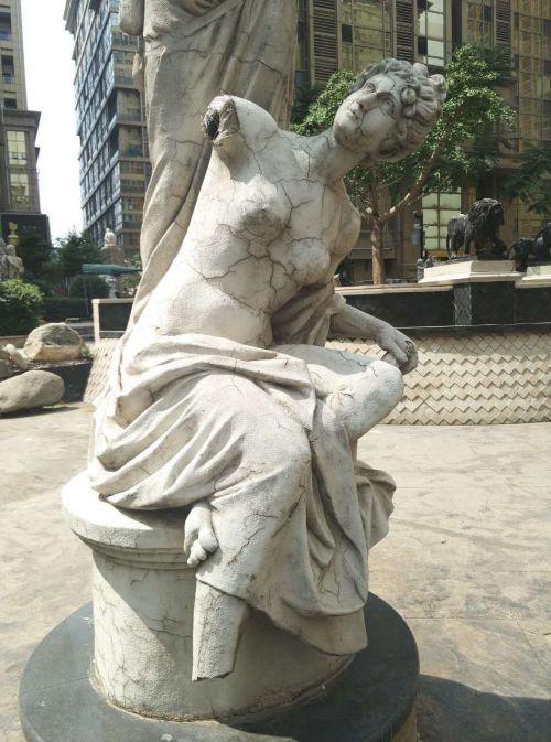 折翼天使雕塑被破坏，痛苦微笑