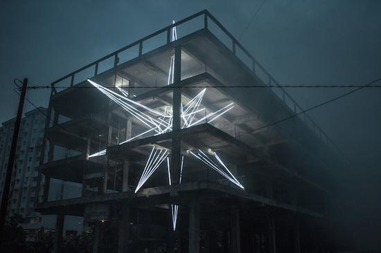 THE STAR:刺穿四层楼的巨大星光雕塑