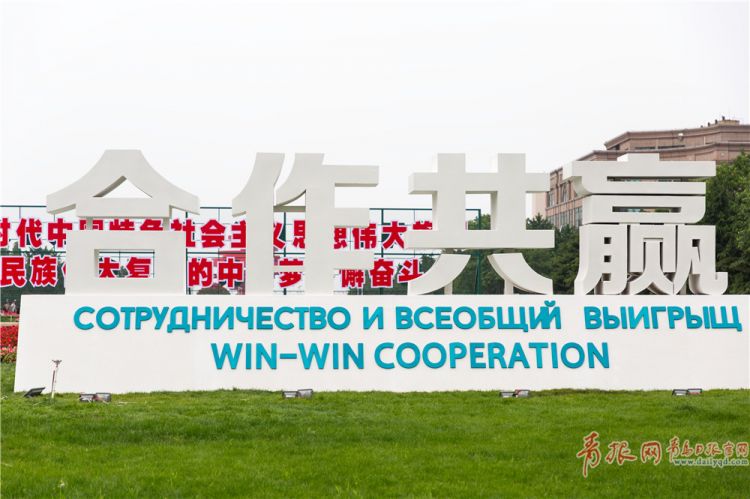 五四广场上合组织青岛峰会雕塑吸人眼球