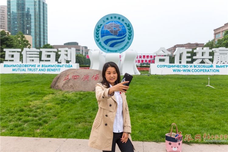 五四广场上合组织青岛峰会雕塑吸人眼球