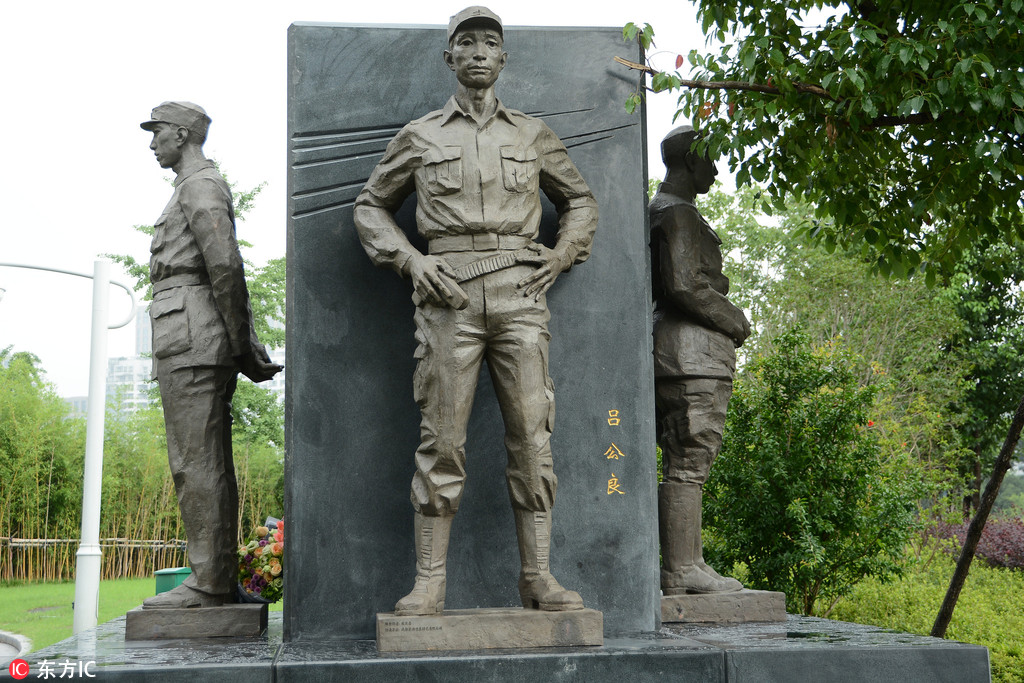 杭州：纪念“七七事变”81周年 12名抗战英烈雕像落成揭幕