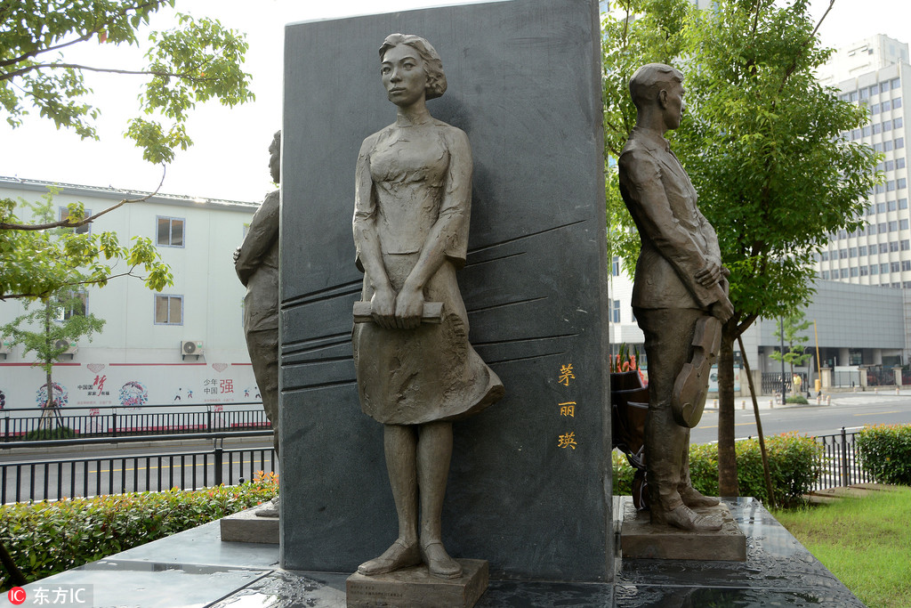 杭州：纪念“七七事变”81周年 12名抗战英烈雕像落成揭幕