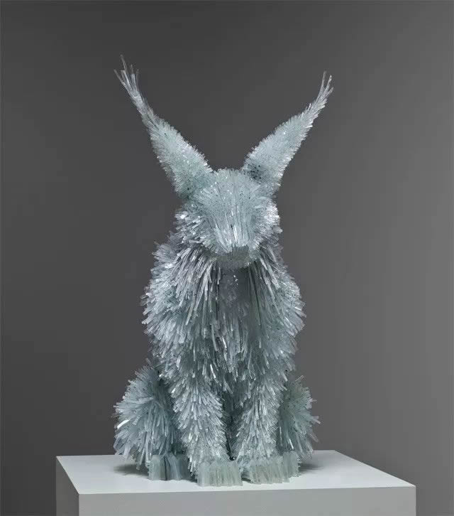 扎心的美：毛绒绒的玻璃动物雕塑