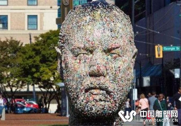 全世界最“恶心”的雕塑，这位行为艺术家的创造令人摸不着头脑！