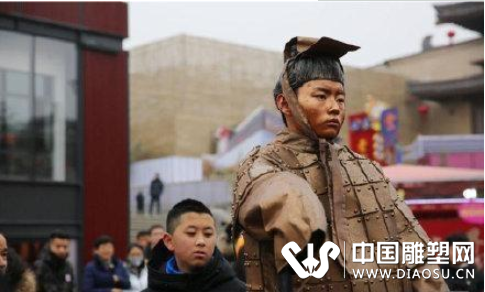 大唐不夜城兵马俑活体雕塑悬浮吸睛 不堪骚扰出言呵斥