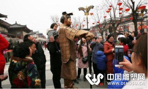 大唐不夜城兵马俑活体雕塑悬浮吸睛 不堪骚扰出言呵斥