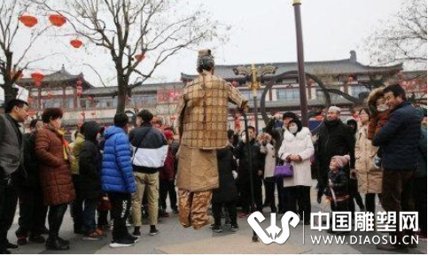 大唐不夜城兵马俑活体雕塑悬浮吸睛 不堪骚扰出言呵斥