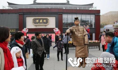 大唐不夜城兵马俑活体雕塑悬浮吸睛 不堪骚扰出言呵斥