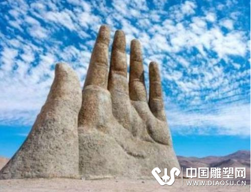 不讲素质不分国籍，国外五指山雕塑被涂鸦，你们的素质哪去了？