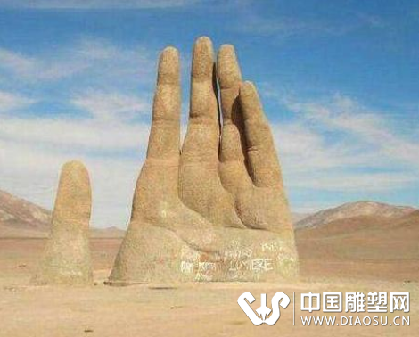 不讲素质不分国籍，国外五指山雕塑被涂鸦，你们的素质哪去了？
