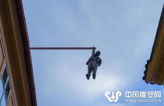 世界上“最容易”引起误会的雕塑，经常会有游客“帮他”叫来警察