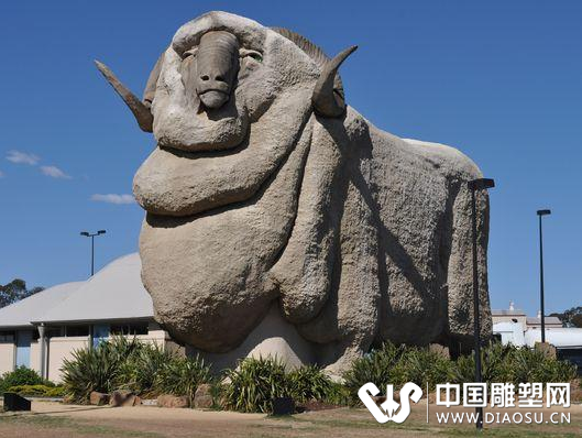 世界上最大的混凝土绵羊雕塑是古尔本的标志